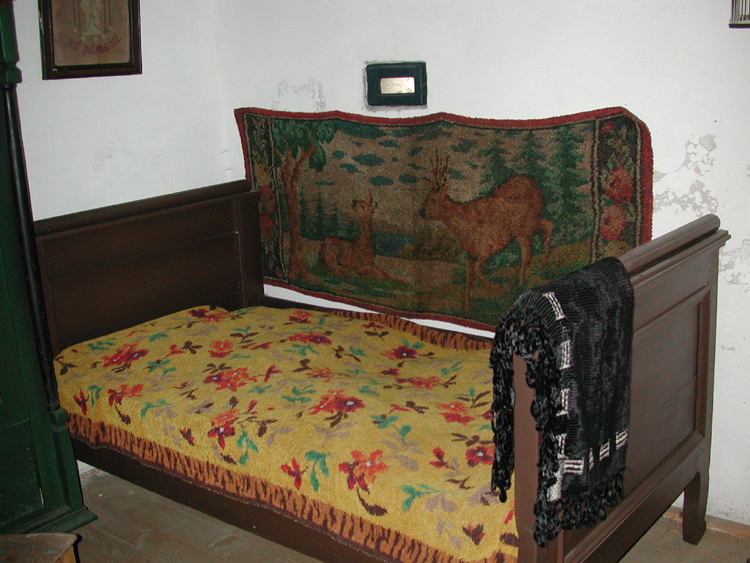 Sofa in Hlinsko house museum.jpg 435.8K